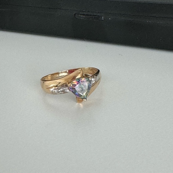 10k gold ring with majestic triangular shap - Picture 7 of 8